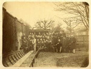 Prinsegracht, Hofje van Nieuwkoop. De werkende leden van Pulchri Studio. Foto aangeboden aan Andreas Schelfhout bij zijn 80e verjaardag - copyright Maurits verveer - haagsebeeldbank.nl